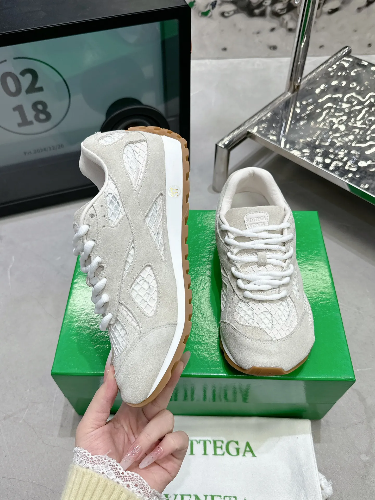 👟👟Ex-factory price 560👟👟 Men ➕20 💰𝐁𝐨𝐭𝐭𝐞𝐠𝐚 𝐕𝐞𝐧𝐞𝐭𝐚 Bodie Home Couple Style 👫BV Sports Shoes Wang Yibo Same Style Casual shoes for couples and dad shoes! Runner sneakers! Original purchase and development! Made of original lightweight technical mesh fabric, the same as the original version! The process is complicated! Paired with a geometric pattern designed rubber outsole, the higher version of the Wang Zha series is actually much taller, but the legs still look slim. Very nice. Durable and durable to play with, standard and version-matching shoe-packing technology. Look for high-end versions. The original outsole is exclusively molded, and the color-blocked TPU outsole is used. The material and weight are the same as the original! Size: Women’s size 35-41 (40 and 41 customized, non-refundable) Men’s size 39-45 (45 customized, non-refundable)